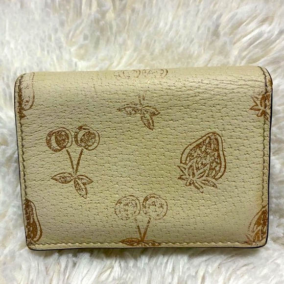 🔥GUCCI Fruit Bi Fold Wallet GG
Marmont Cherry Strawberry - Picture 2 of 16